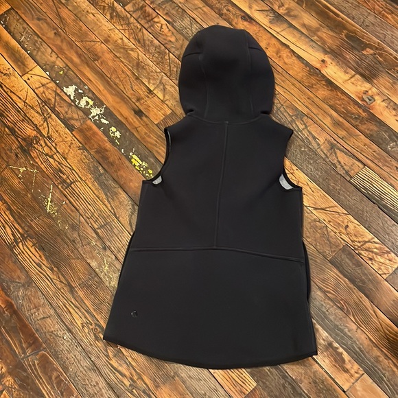 Lululemon reversible hooded vest. Size 4. - Picture 3 of 10